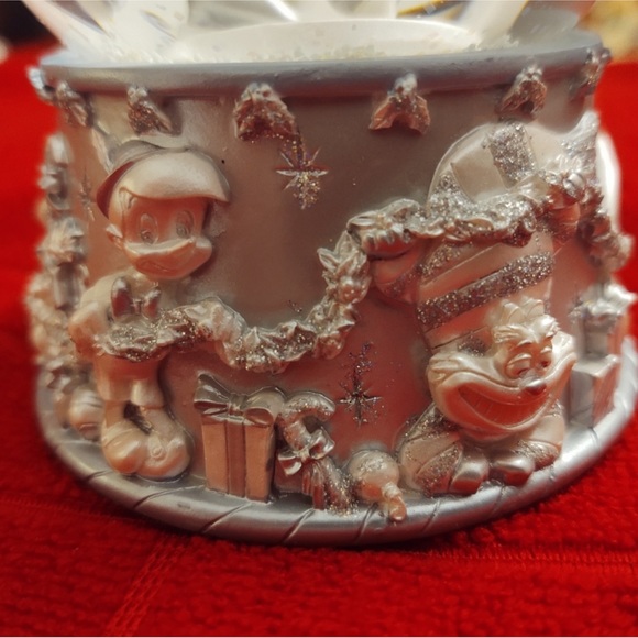 Disney Vintage Mickey & Minnie 2002 Collectible Snowflake Skating Snow Globe - Picture 9 of 16